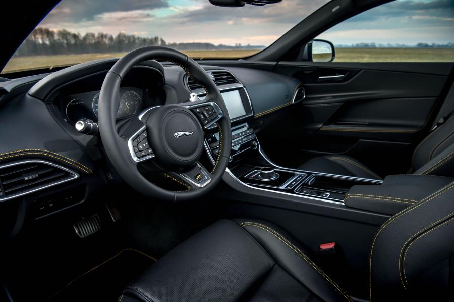 Интерьер Jaguar XE 300 Sport 2018 года  (WW) (фото 13 из 24)